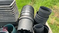 CRATE OF ASSORTED BLACK PLANT POTS - 6