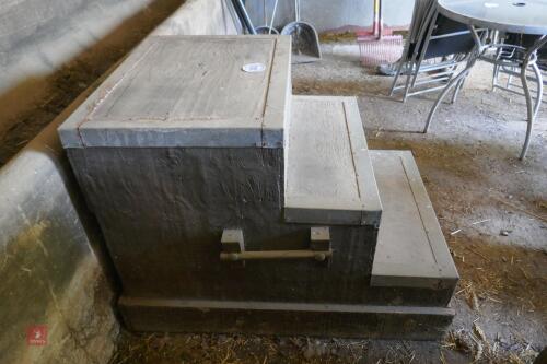 WOODEN MOUNTING BLOCK