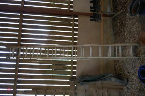 TRIPLE ALUMINIUM EXTENDING LADDER