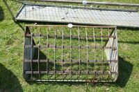 4' METAL WALLHAY FEEDER