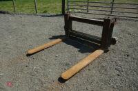 SET OF PALLET FORKS - 8