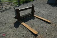 SET OF PALLET FORKS - 11