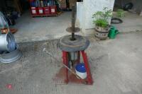 MANUAL TYRE CHANGER/BEAD BREAKER - 2