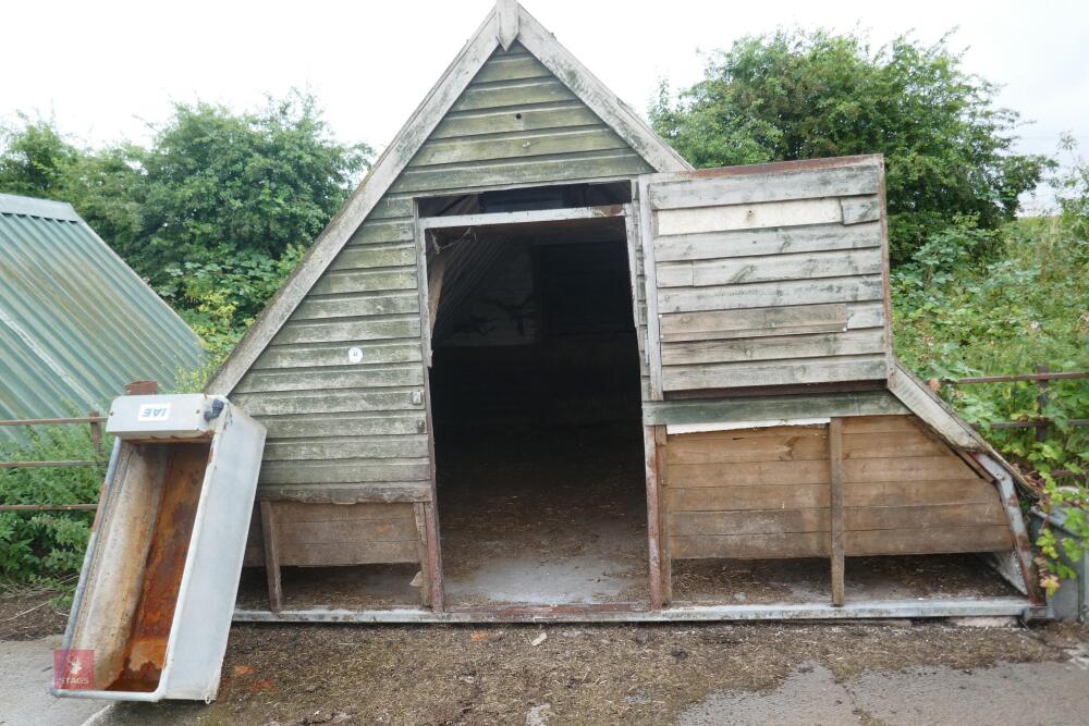 LARGE INSULATED PIG HOUSE