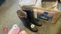 PAIR OF SIZE 10 WELLIES