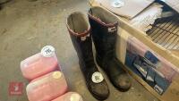 PAIR OF SIZE 10 WELLIES - 2