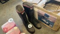 PAIR OF SIZE 10 WELLIES - 3