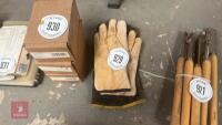 2 PAIRS OF GLOVES