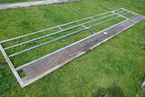 IAE 15' GALV SHEEP FEED BARRIER C/W GATE