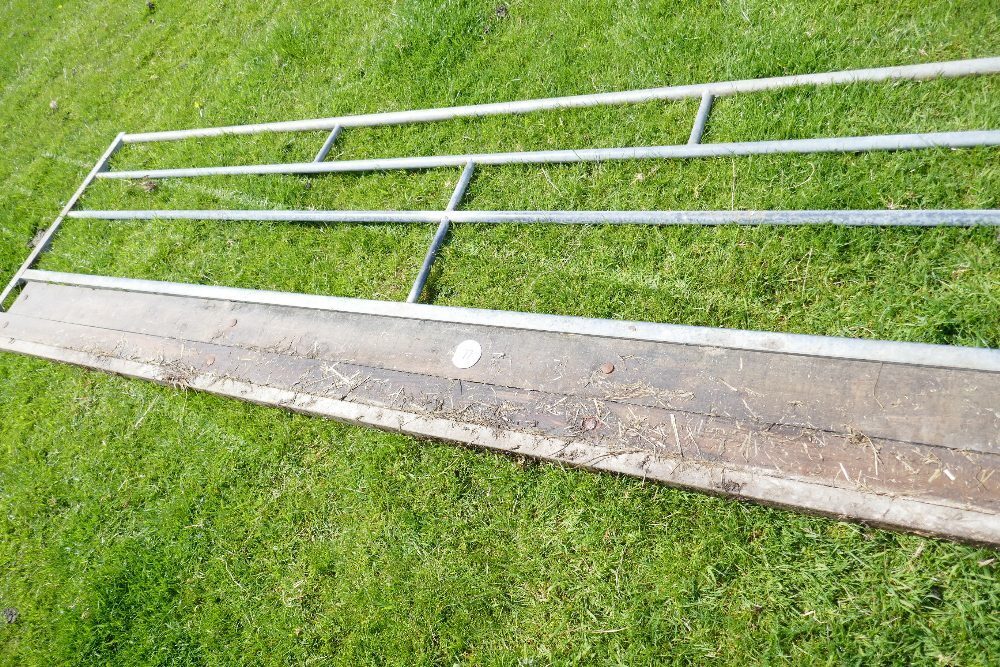 IAE 15' GALV SHEEP FEED BARRIER C/W GATE