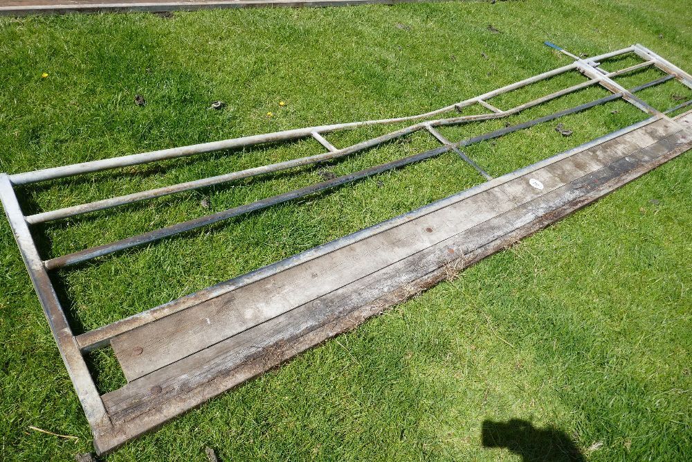 IAE 15' GALV SHEEP FEED BARRIER C/W GATE