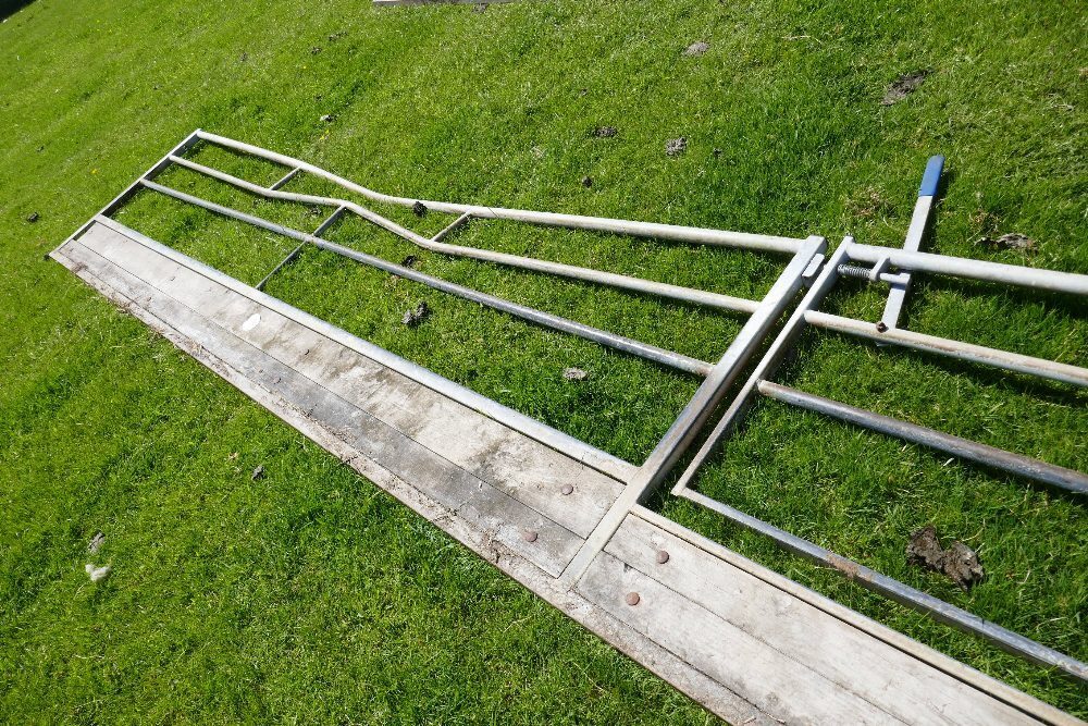 IAE 15' GALV SHEEP FEED BARRIER C/W GATE