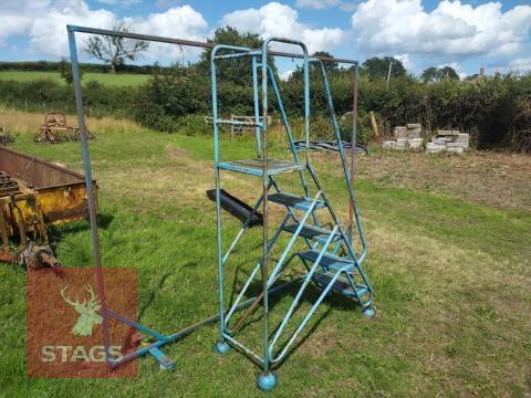 STEP LADDER AND PAINTING FRAME