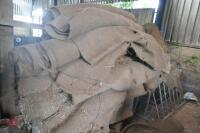 APPROX 10 MIXED HESSIAN FLOORING - 4