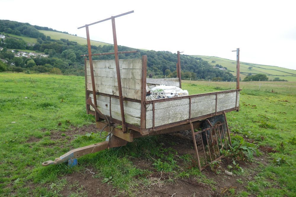 Both tyres holding air but perished - No Brakes or Lights - Hydraulic ram untested - Timber solid - Not Road Legal - No assistance with loading