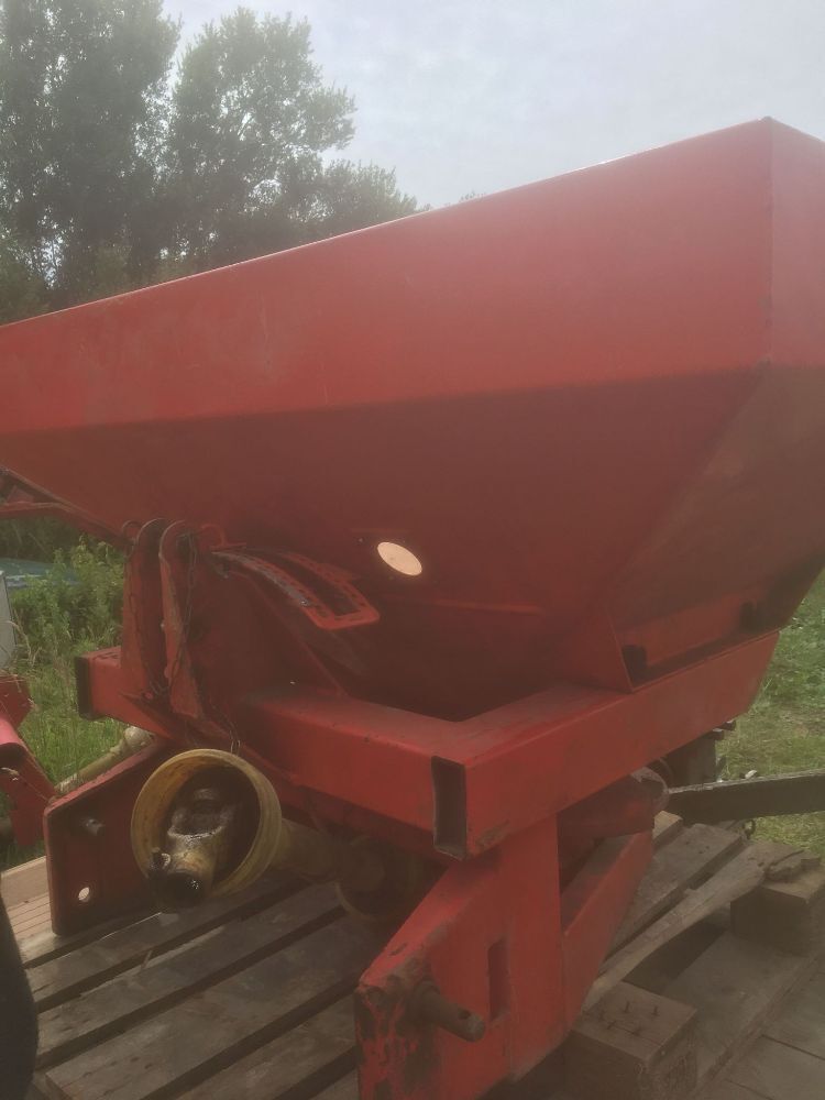 KUHN DISC FERTILISER SPREADER