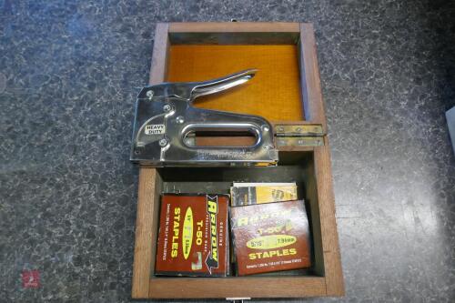 ARROW HAND STAPLER WITH STAPLES IN BOX