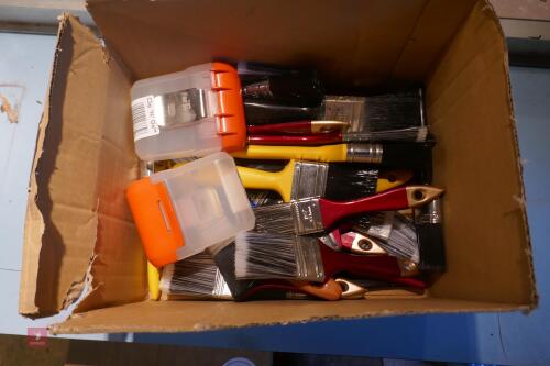 BOX OF PAINT BRUSHES & 2 CLIP N GO'S