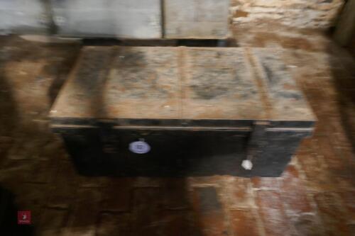 VINTAGE METAL CHEST