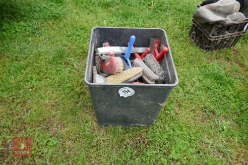 BUCKET OF GROOMING ACCESSORIES