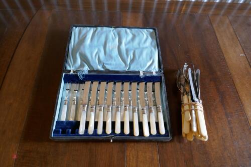 WALKER & HALL SHEFFIELD KNIFE & FORK SET