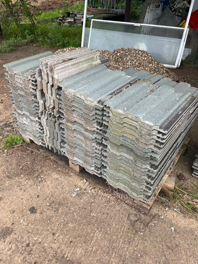 APPROX 400 MARLEY ROOF TILES