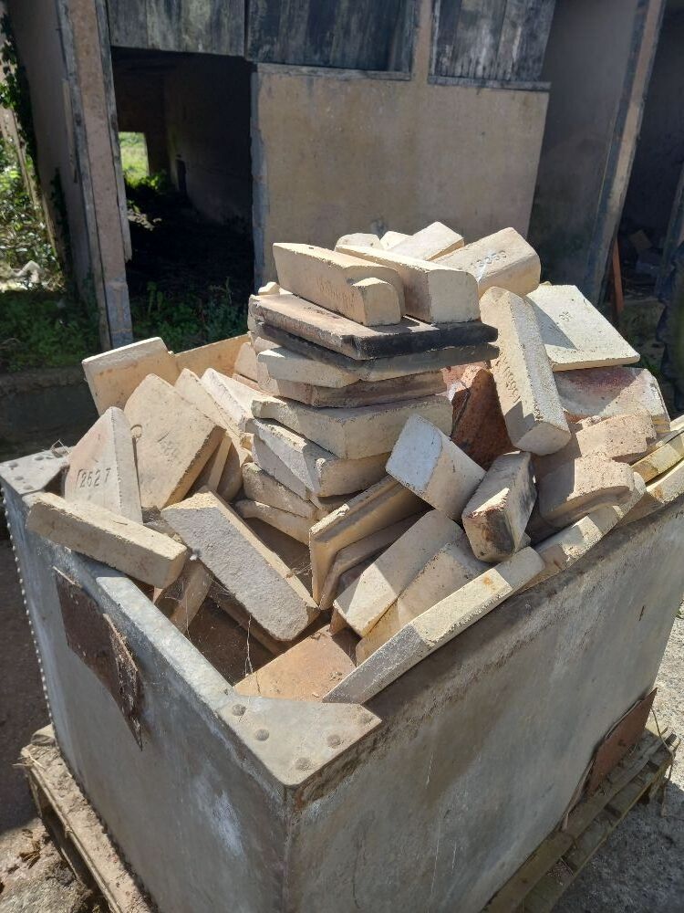 LARGE QTY OF RAYBURN FIRE BRICKS