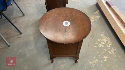 ROUND TABLE AND DRAWERS