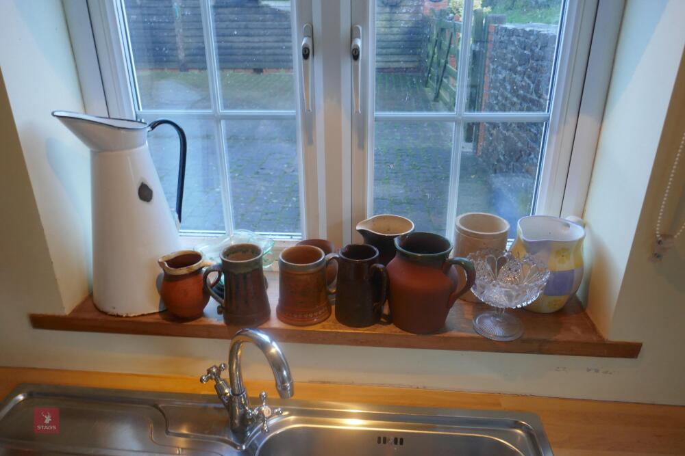 SELECTION OF TANKARDS & CREAM JUGS (104)