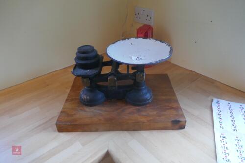 CHOPPING BOARD & BALANCE SCALES (105)