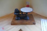 CHOPPING BOARD & BALANCE SCALES (105)