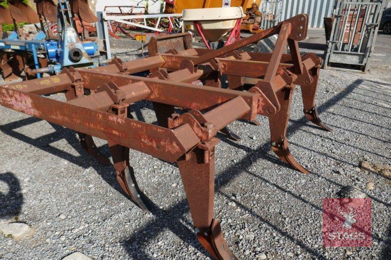 MASSEY FERGUSON 8' 10 LEG CHISEL PLOUGH