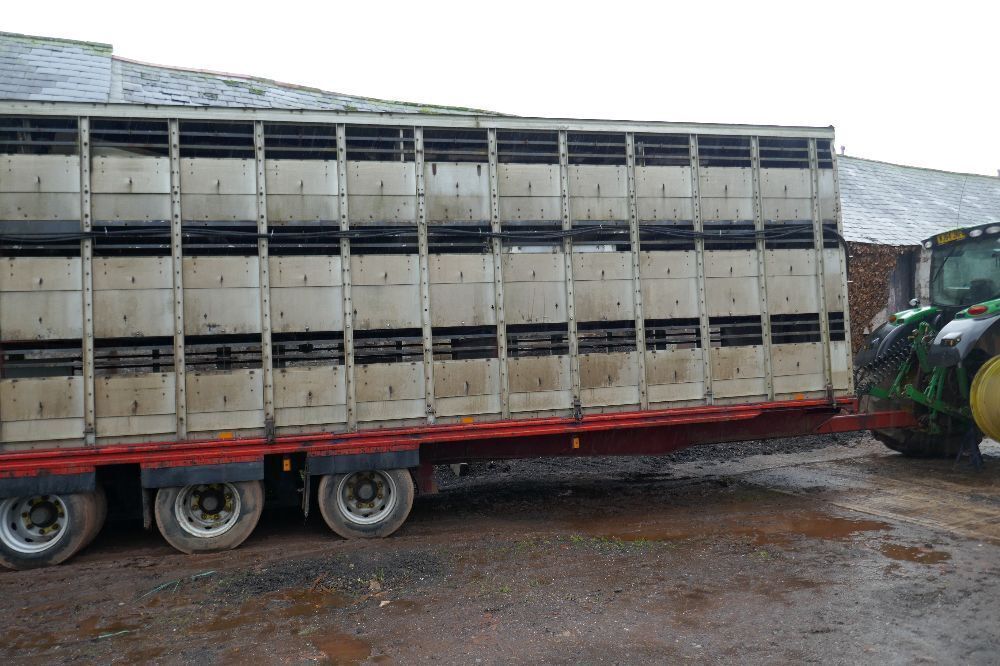 35' TRIPLE TANDEM AXLE LIVESTOCK TRAILER