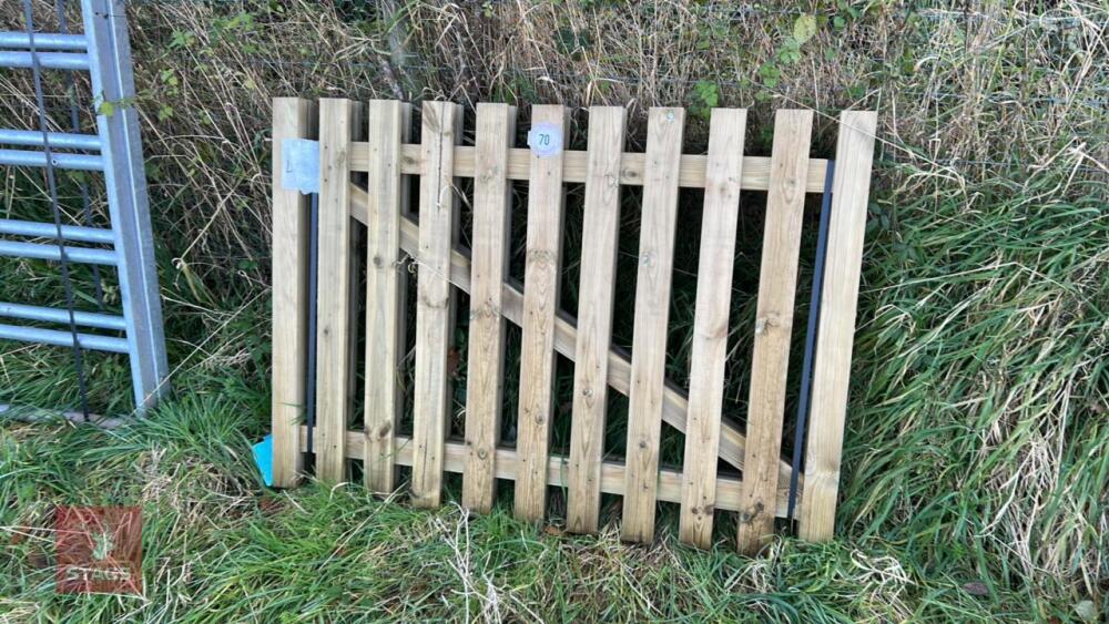 PAIR OF WOODEN GATES 1M X 1.4 M