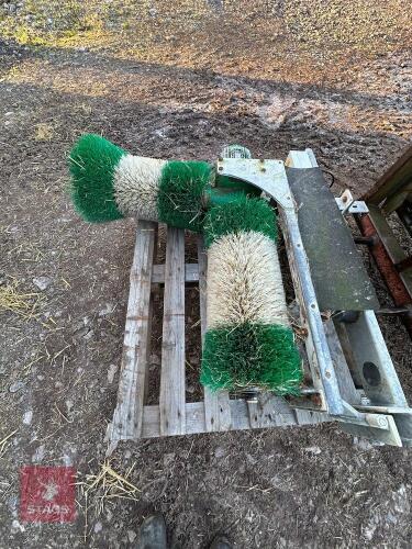 SCHURR '2 BRUSH' ELECTRIC COW BRUSH