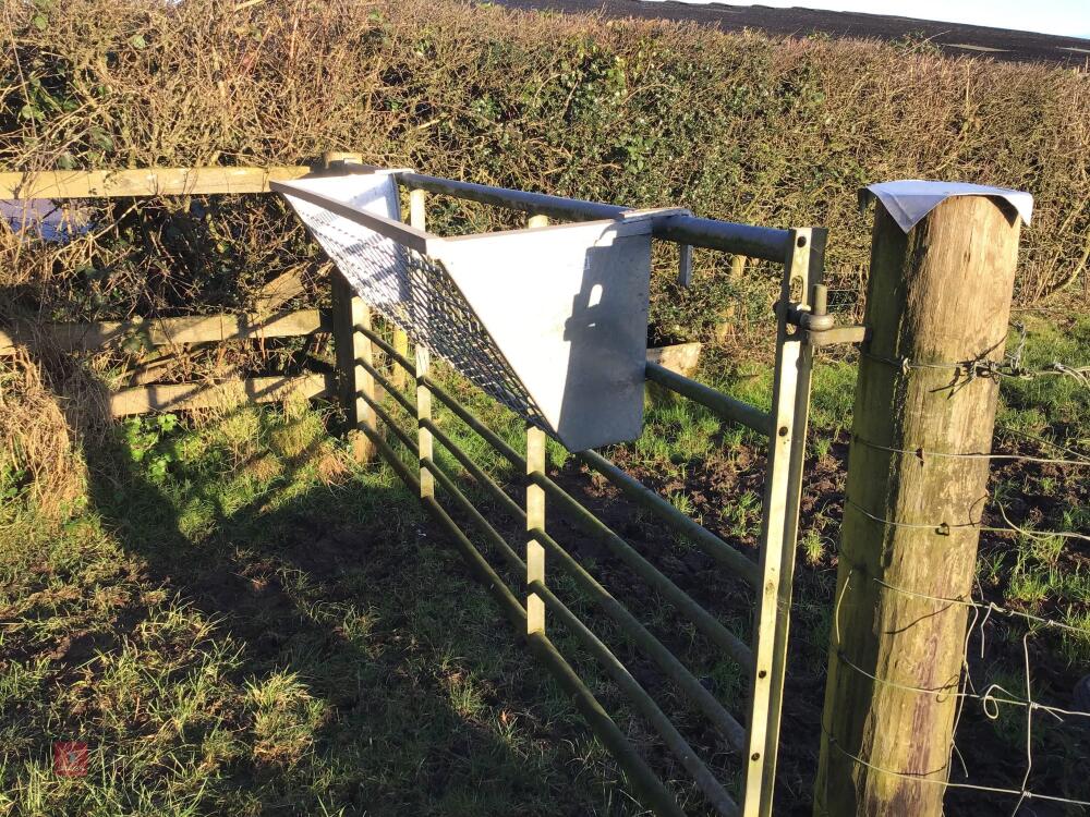 1 HANG ON THE GATE HAY RACK 6' LONG