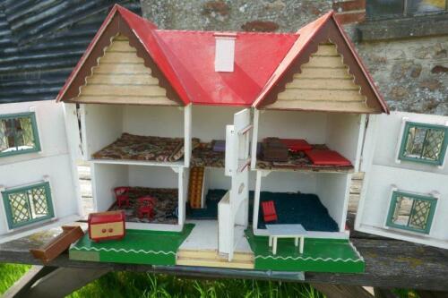 VINTAGE DOLLS HOUSE