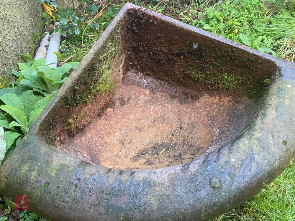 CAST IRON CORNER TROUGH