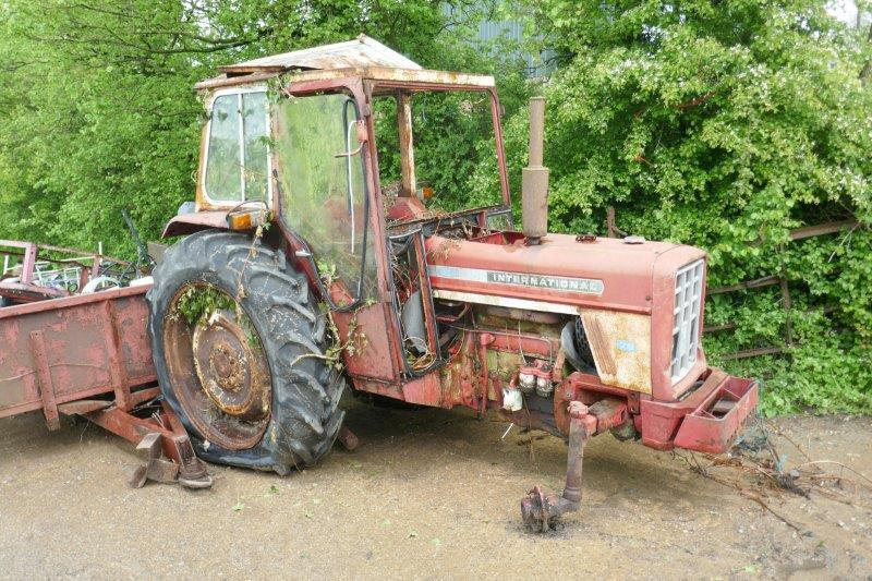 INTERNATIONAL 674 2WD TRACTOR (S/R)