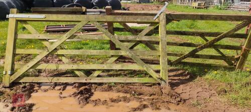 2 8' WOODEN GATES