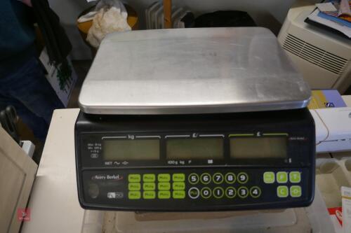 AVERY DOUBLE WEIGH SCALES (123)