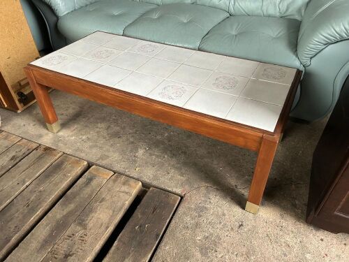 SMALL DECRATIVE COFFEE TABLE