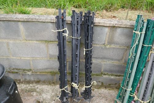 18 BLACK PLASTIC ELECTRIC FENCE STAKES