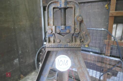 METAL WODEN FREESTANDING PIPE VICE