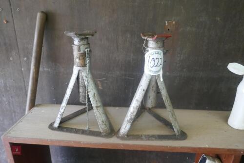 2 SMALL AXLE STANDS