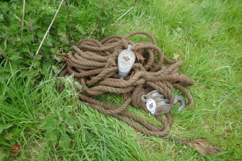 LARGE LENGTH OF ROPE AND 2 PULLEYS