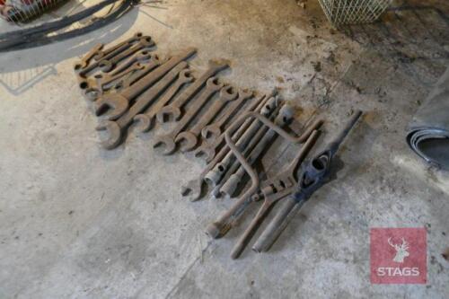 15 OLD LARGE SPANNERS, PIPE THREADER ETC