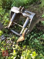 2013 MASSEY FERGUSON FRONT LINKAGE