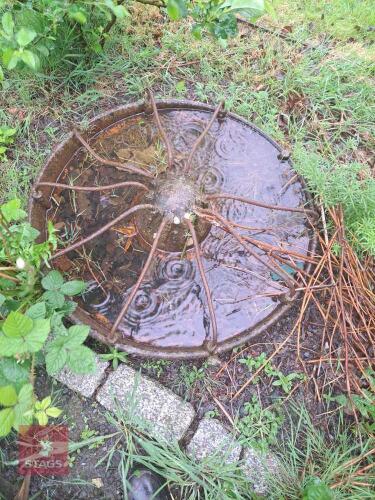 LARGE CAST IRON PIG FEEDER