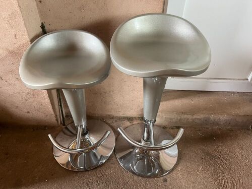 2 BAR STOOLS